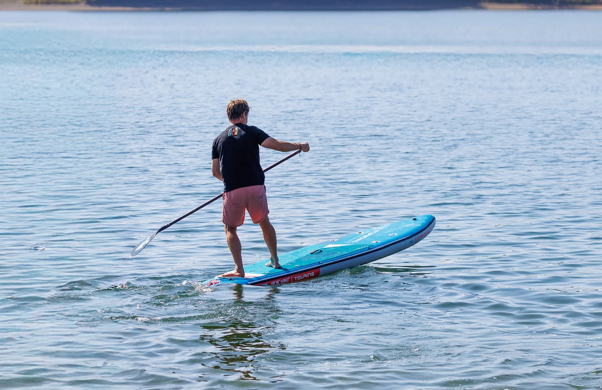 Une personne qui fait du paddle sur un lac