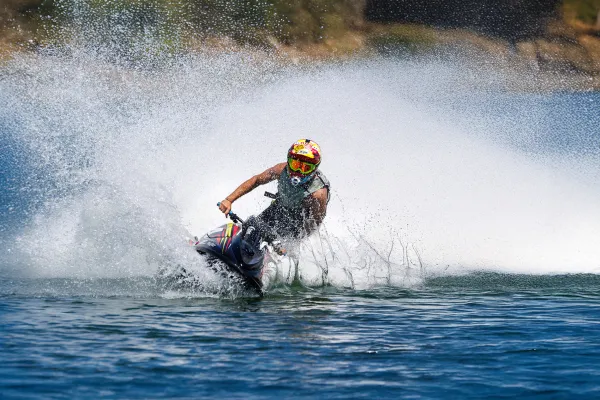activite-jet-ski-lac-eau-dheure